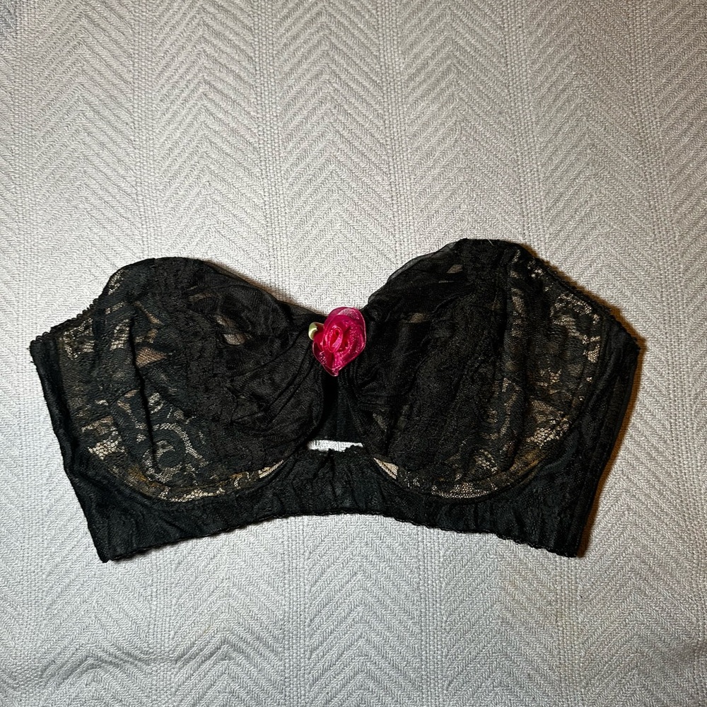 VTG Women's Strapless Lace Bandeau Bra with Pink Accent